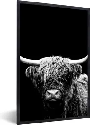 Produktbild von MuchoWow® Gerahmtes Poster Schottischer Highlander - Kuh - Schwarz - Weiß - Tiere 60x90 cm - Poster mit Schwarzem Bilderrahmen Wandposter Rahmen Foto Bilder - Kunst