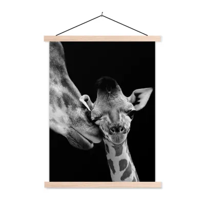 Produktbild von MuchoWow® Textilposter Tiere - Schwarz - Weiß - Giraffe - Porträt 60x80 cm mit holzfarbenen Rahmen - Wandbild