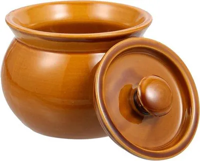 Image de Petite cocotte asiatique en céramique avec couvercle, destinée à la préparation de soupes dans les cuisines de restaurant.