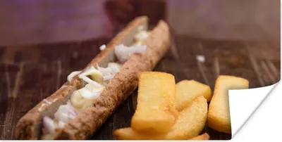 Produktbild von MuchoWow® Poster Ein Frikandel mit kleinen Pommes frites auf einem Holzbrett 40x20 cm - Poster für die Wand - Poster Schlafzimmer