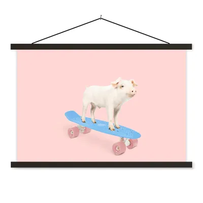 Produktbild von MuchoWow® Textilposter Schwein - Rosa - Skateboard - Blau - Tiere 150x100 cm mit schwarzem Rahmen - Schlafzimmer