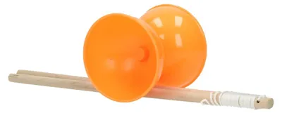 Produktbild von Diabolo aus robustem Kunststoff in leuchtendem Orange mit stabilen Holzstäben