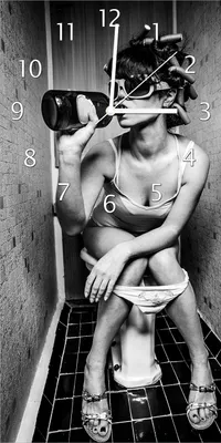 Produktbild von Wallario Design Wanduhr Kloparty - Sexy Frau auf Toilette mit Weinflasche aus Echtglas, Größe 30 x 60 cm