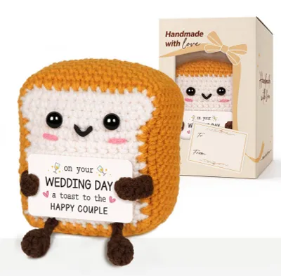 Image de Figurines en bois faites à la main, décoratives pour mariages, idéales pour les couples. Lot de 2 figurines