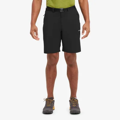 Schwarze Terra Shorts von Montane; getragen von einem Mann in einem grünen Shirt; ideal für Outdoor-Aktivitäten.