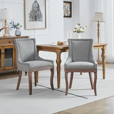 Productafbeelding van Set van 2 eetkamerstoelen van A&A Furniture, met versterkte stofbekleding, houten poten, bronzen nagels en een grijze kleur.