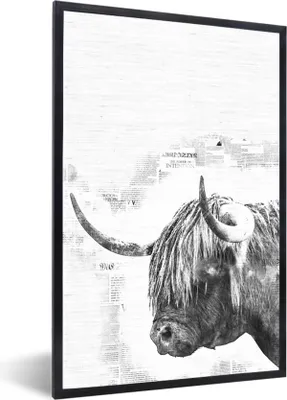 Produktbild von MuchoWow® Gerahmtes Poster Schottische Highlander auf einer Zeitung Hintergrund - schwarz und weiß 60x90 cm - Poster mit Schwarzem Bilderrahmen Wandposter Rahmen Foto Bilder - Kunst