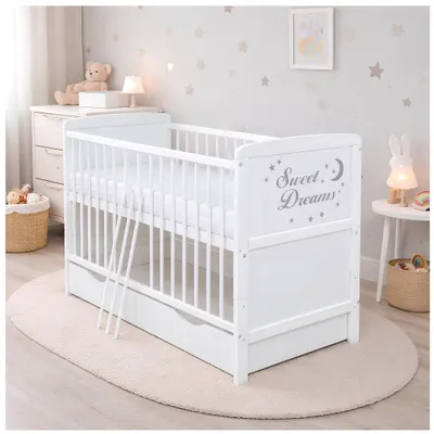 Produktbild von Baby-Delux Babybett Gitterbett Kinderbett Sweet Dreams 140x70 weiß inkl. Beißschienen Schublade Matratze, höhenverstellbar
