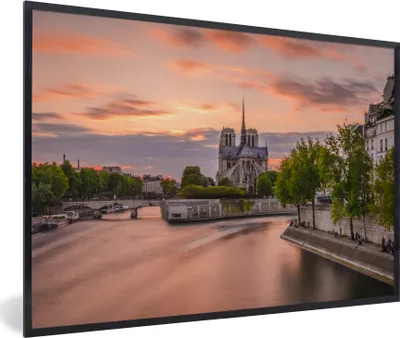 Produktbild von MuchoWow® MuchoWow® Gerahmtes Poster Sonnenuntergang hinter Notre Dame in Paris 60x40 cm - Poster mit zchwarzem Bilderrahmen - Printing - Wanddeko Schlafzimmer