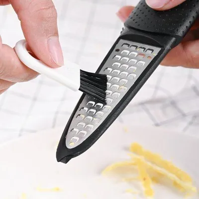 Image de Unyqoos® : Râpe et éplucheur de cuisine 4-en-1 en acier inoxydable/PP – Idéal pour râper les citrons, les fruits et le fromage, avec un manche ergonomique et lavable au lave-vaisselle