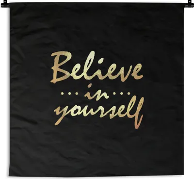 Produktbild von MuchoWow® Wandteppich Wandbehang Zitat - Selbstbewusst - Gold 150x150 cm Tapisserie Dekoration Wandtuch - Wohnaccessoires - Modernes