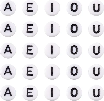 Produktbild von 500 flache, runde Alphabetperlen aus Acryl, 7 mm Durchmesser, weiße Scheibe, Knotenpunkt. Vokal-Abstandshalter, lose Perlen mit den Buchstaben A, E, I, O, U