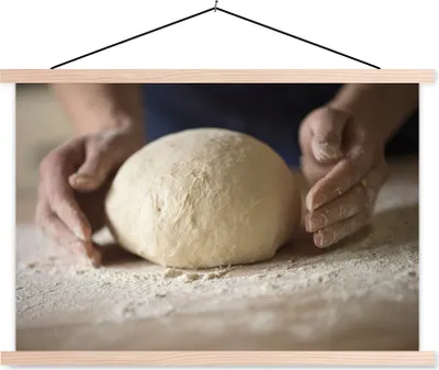 Produktbild von MuchoWow® Textilposter Ein Bäcker knetet seinen Teig 120x80 cm mit holzfarbenen Rahmen - Aufhängeset