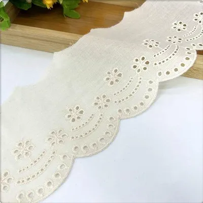 Produktbild von Kant in Vintage-Optik, gestickt – Spitzenband – Dekoratives Band – Zum Nähen/für Hobbyarbeiten – 10 cm x 3 m – Baumwolle, Apricot-Farbe – Spitzenband
