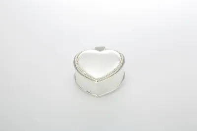 Produktbild von Schmuckdose Herz glatt Perlrand versilbert 6,0 x 5,5cm H 3,5cm