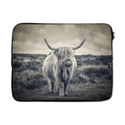 Produktbild von MuchoWow® Laptop Hülle 15 Zoll Schottischer Hochländer - Tiere - Wolken - Kuh - Natur Laptoptasche - Laptoptasche - Sleeve - Rundum-Schutz