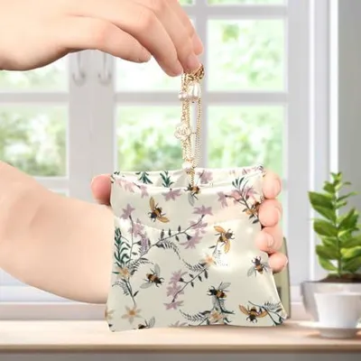 Produktbild von Damen-Geldbörse aus Leder mit Bienenstickerei, kompakte Münztasche, besondere Geldbörse und Schminktasche für Mädchen und Frauen, 4.33"(L) x 3.74"(W) x 0.39"(H), klassisch