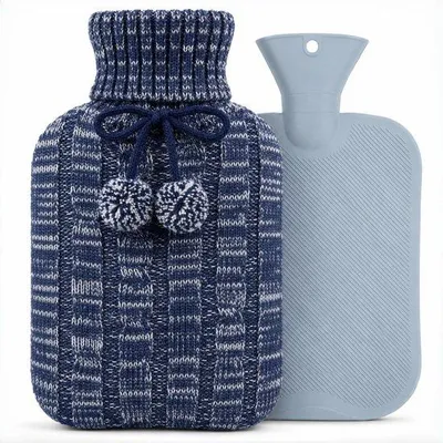 Produktbild von Warmwasserflasche mit Strickbezug, 2 Liter Warmwasserbeutel zur Schmerzlinderung, Menstruationskrämpfe, warme und kalte Kompresse, Hand- und Fußwärmer, Bettwärmer, Warmwasserbeutel