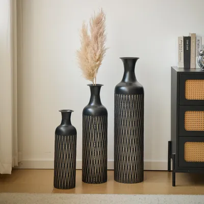 Produktbild von MODFU Vase Dreier-Set im Retro-Vasenstil mit vertikales Rillenmuster,hohes Vasenset Standvasen mit mattere Oberfläche aus Metall für Wohnzimmer und Schlafzimmer,Schwarz