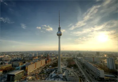 Produktbild von Wallario Poster - Fernsehturm Berlin mit Panoramablick über die Stadt, Kunstdruck Größe: 70 x 100 cm