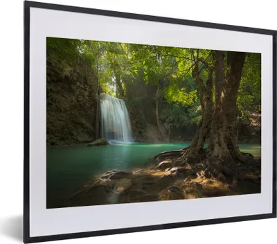 Produktbild von MuchoWow® MuchoWow® Gerahmtes Poster Ein tropischer Baum im Erawan-Nationalpark in Thailand 40x30 cm - Poster mit zchwarzem Bilderrahmen - Bilderrahmen - Poster im Rahmen