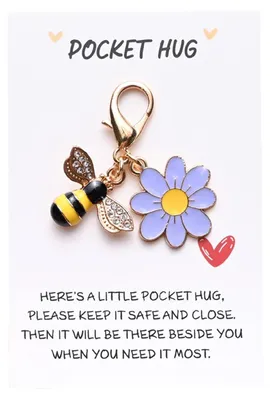 Produktbild von Glücksbringer-Blumen-Schlüsselanhänger mit inspirierendem Schmetterlings-/Bienen-/Marienkäfer-Motiv und Karte – das perfekte Geschenk für Frauen, Freundinnen und Kolleginnen.