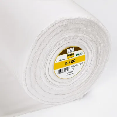 Eine Großrolle der Vlieseline B700 Eco Gewebeeinlage aus 100% Baumwolle mit Fokus auf dem gelben Produktetikett.