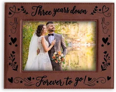 Produktbild von ORIGACH 3-jähriges Hochzeitjubiläum, gravierte Leder-Fotorahmen, zum Aufhängen oder für den Tisch, aus Leder