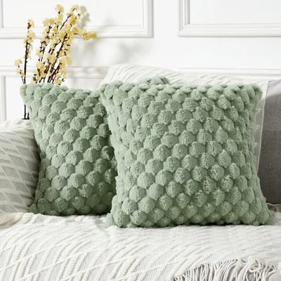 Produktbild von Set aus 2 kuscheligen Kissenbezügen – weiche Dekokissenbezüge – 60 x 60 cm – Salbeigrün – Kunstfell
