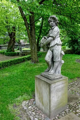 Produktbild von Casa Padrino Jugendstil Skulptur Junge mit Korb Antik Stil Grau 48 x H 120 cm Antikstil - Barock Gartendeko - Schwer und Massiv