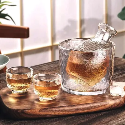 Produktbild von Elegante Gläser Set - 4 Sakebecher, Karaffe und Warmhaltenschale - goldfarbener Rand