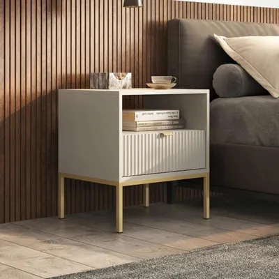Produktbild von Nachttisch Kioto 54 cm Kaschmir Beige & Gold – Rillenfront, Goldener Griff, 1 Schublade, Glamour