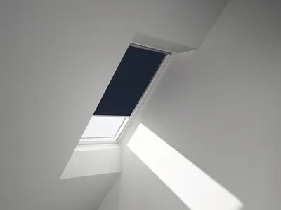 Produktbild von VELUX Verdunkelungsrollo uni dunkelblau manuell Rahmen aluminium DKL Y87 1100S