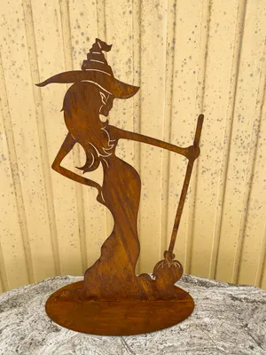 Produktbild von Sexy Hexe stehend mit Besen auf Platte klein 40x23cm Edelrost Gartendeko Wetterfest Rost Metall Rostfigur Halloween