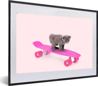 Produktbild von MuchoWow® Gerahmtes Poster Katze - Kätzchen - Tiere - Skateboard - Rosa 60x40 cm - Poster mit Schwarzem Bilderrahmen Wandposter Rahmen Foto Bilder - Schlafzimmer - Plakat in Rahmen - Drucken