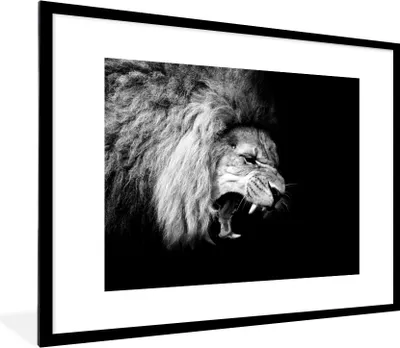 Produktbild von MuchoWow® Gerahmtes Poster Löwe - Porträt - Schwarz - Weiß - Tiere 80x60 cm - Poster mit Schwarzem Bilderrahmen Wandposter Rahmen Foto Bilder - Schlafzimmer-Dekorationen - Fotoposter