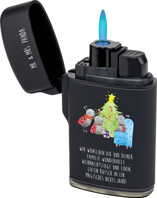 Produktbild von Mr. & Mrs. Panda Feuerzeug Weihnachten Smörle - Schwarz - Geschenk, sturmfeuerzeug, Feuerzeuge, sturmfeuerzeuge, Zünder, Pfefferminzstange, Weihnachtsbaum, Winter
