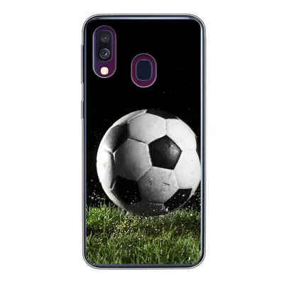 Produktbild von MuchoWow® Handyhülle Schutzhülle Hülle für Samsung Galaxy A40 Fußball auf der Wiese Silikon Softcase Handy Hülle - Handy-Tasche