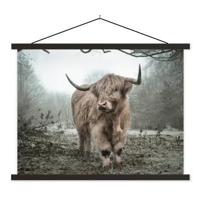 Produktbild von MuchoWow® Textilposter Schottischer Highlander - Wald - Nebel - Kuh - Tiere - Natur 150x113 cm mit schwarzem Rahmen - Wohnzimmer