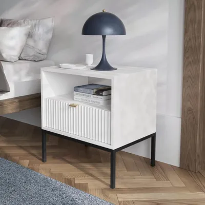 Produktbild von Nachttisch Kioto 54 cm Weiß & Schwarz – Rillenfront, Goldener Griff, 1 Schublade, Modern