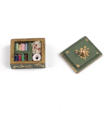 Produktbild von Miniatur Nähmaschine Deko | Grünes Miniatur Nähkästchen 1zu24 (1 Set)