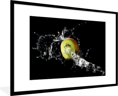 Produktbild von MuchoWow® Gerahmtes Poster Kiwi - Obst - Stillleben - Wasser - Schwarz 90x60 cm - Poster mit Schwarzem Bilderrahmen Wandposter Rahmen Foto Bilder - Wanddekoration - Fotos