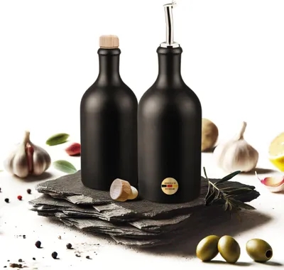 Produktbild von Veluxis Öl & Essig Flaschen-Set, 2x 500ml Feinsteinzeug Flaschen mit tropffreiem Ausgießer inkl. 2x Ersatzdeckel,  Germany, 100% UV-Schutz, leb