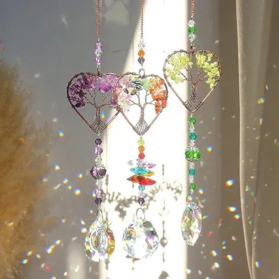 Produktbild von Unyqoos® Kristall-Sonnenfänger 3er-Set – Lebensbaum & Chakra-Kristalle, Fensterschmuck aus Kristall & Metall, hängender Regenbogen-Prisma-Dekor