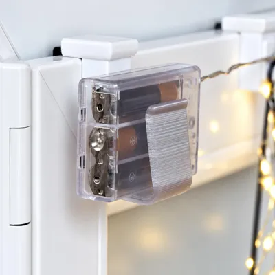 Produktbild von Fensterhaken weiß mit Batteriehalter, Batteriefachhalter für Fensterdekoration/Weihnachtsbeleuchtung, Klemmbereich (Rahmenstärke/Fenstdicke) 10-27 mm