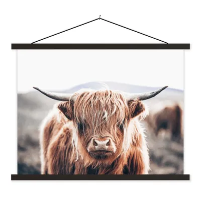 Produktbild von MuchoWow® Textilposter Schottischer Highlander - Berg - Hoorn 120x90 cm mit schwarzem Rahmen - Aufhänger für Poster