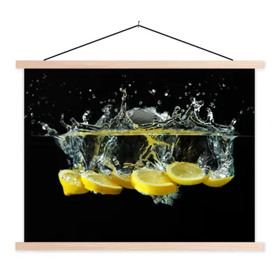 Produktbild von MuchoWow® Textilposter Zitrone - Frucht - Gelb - Stilleben - Wasser 120x90 cm mit holzfarbenen Rahmen - Magnetisch