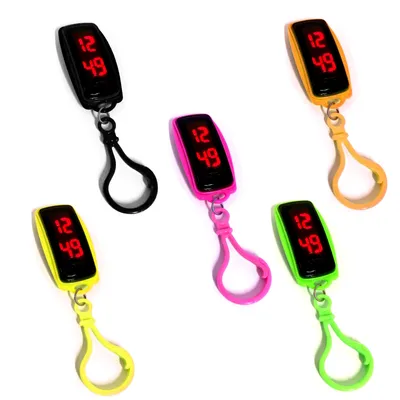 Immagine prodotto di Set di 5 portachiavi a forma di orologio in plastica | Portachiavi a forma di orologio in vari colori | Orologi da tasca verdi, gialli, arancioni, rosa e neri