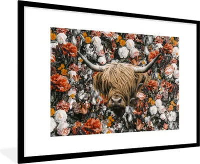 Produktbild von MuchoWow® Gerahmtes Poster Schottischer Highlander - Blumen - Schwarz - Weiß 90x60 cm - Poster mit Schwarzem Bilderrahmen Wandposter Rahmen Foto Bilder - Wanddekoration - Fotos