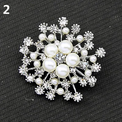 Produktbild von Charmante Brosche mit Strass-Imitationsperle für Schal, Pullover, Hochzeitsschmuck-Silber